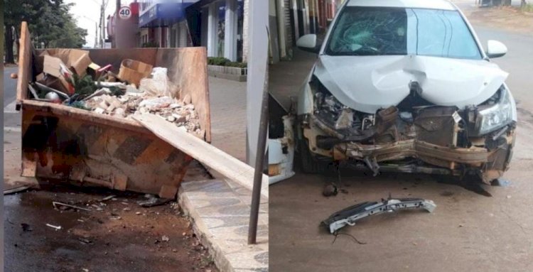 Carro fica destruído após colidir em Container de Alo Caçamba que estava sem sinalização, na Avenida Bernardo Sayão em Ceres