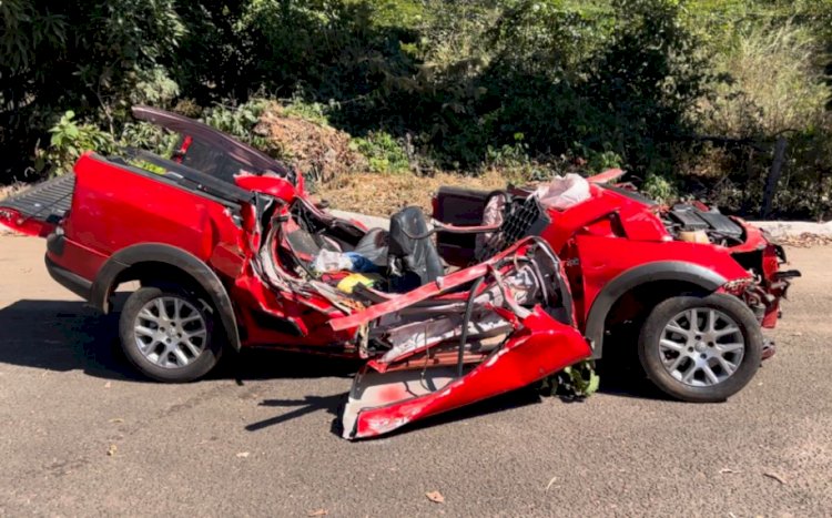 Pai e filho morrem após carro bater em árvore na BR-153