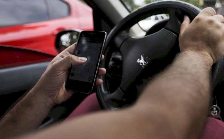 Dez motoristas são flagrados por hora usando o celular ao volante, em Goiás