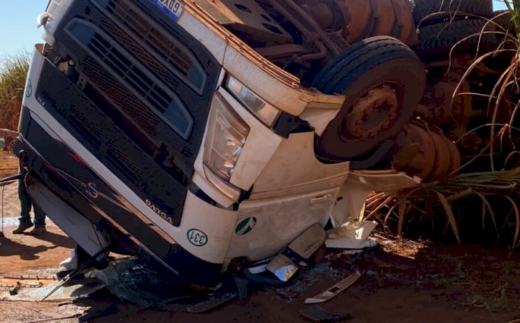 Mulher morre após caminhão capotar em usina na GO-040, em Bom Jesus de Goiás