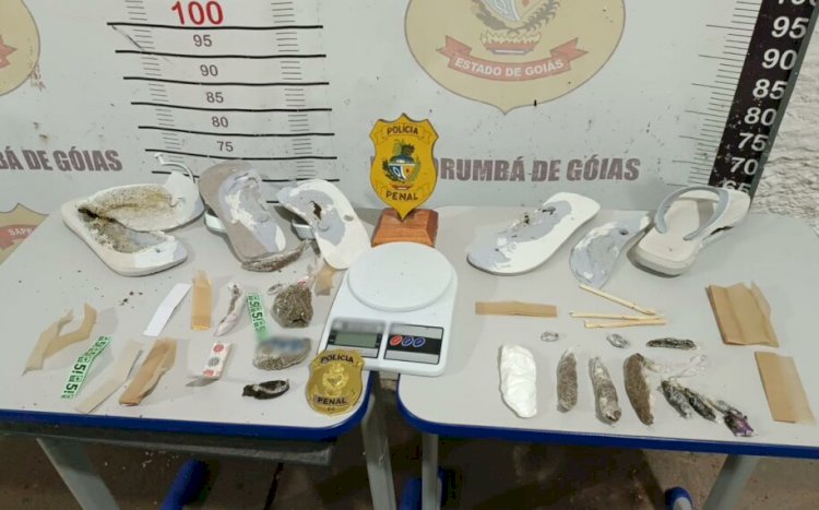 Mulheres são detidas após tentarem passar drogas escondidas em chinelo para maridos presos em Goiás