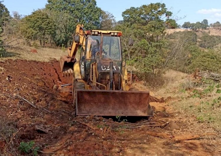 Prefeitura de Ceres segue recuperando estradas vicinais no Município