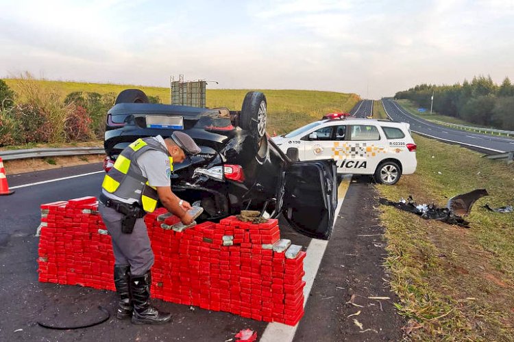 Carro capota e espalha 370 kg de maconha em rodovia de São Paulo