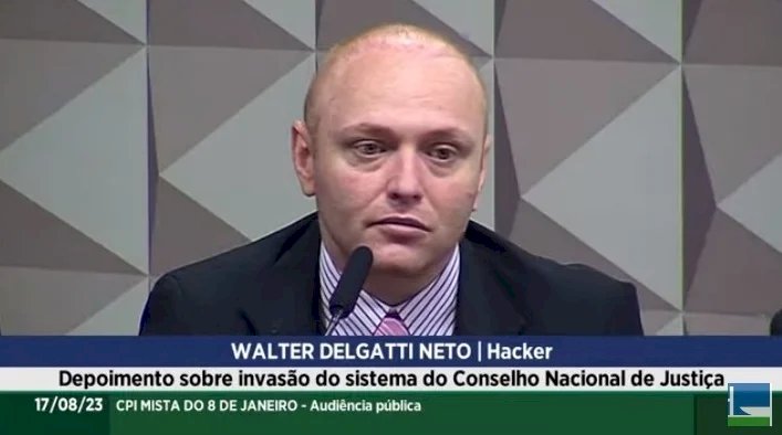 Hacker diz que Bolsonaro lhe assegurou indulto caso fosse preso por atuação sobre urnas eletrônicas