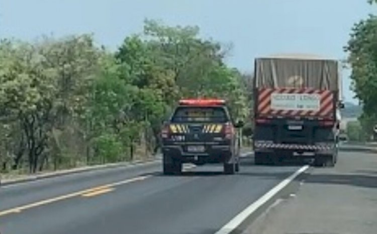 Caminhoneiro é hospitalizado após realizar manobras perigosas com carreta na BR-153, em Uruaçu