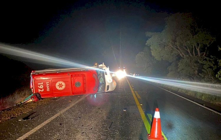 Acidente na GO-020 envolvendo ambulância e carro deixa duas pessoas mortas e quatro feridas