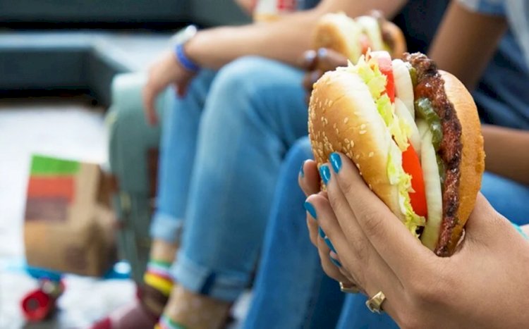 Justiça condena Burger King por falta de refeição balanceada à ex-funcionária de Goiânia