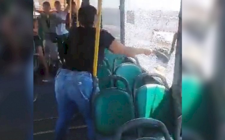 Mãe quebra janela de ônibus após criança passar mal com o calor