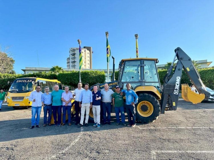 Produtores rurais da região recebem retroescavadeira do Deputado Federal José Nelto em Ceres