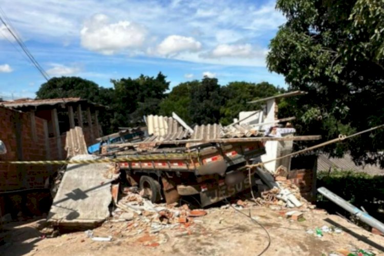 Em Goiás: Irmãos ficam feridos após caminhão desgovernado invadir casa