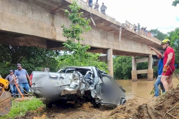 Em Goiás: Homens morrem após caminhonete cair da ponte