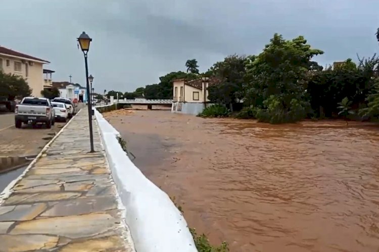 Rio Vermelho, na cidade de Goiás, tem cheia com chuva que ocorre desde a noite de segunda