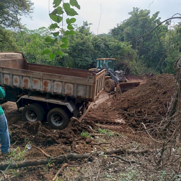 Prefeitura de Ceres realiza patrolamento e cascalhamento da Estrada Rural do Córrego do Teles