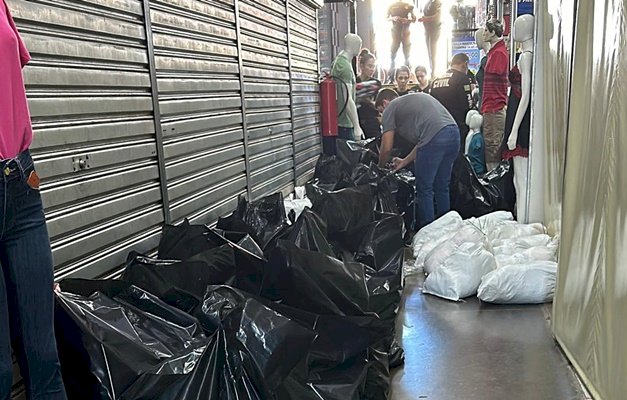 PC apreende cerca de 10 mil peças de roupas falsificadas, em Jaraguá