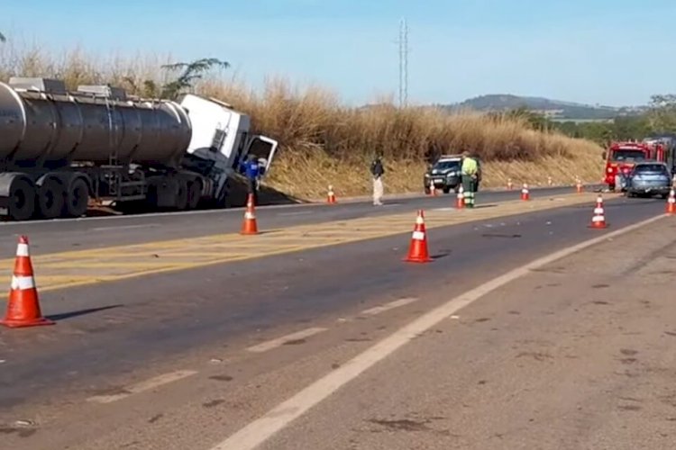 Feirante morre em acidente com carreta-tanque no trevo de Itapaci, na BR-153