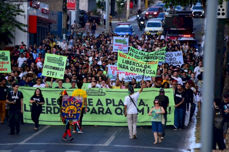 Aproximadamente mil pessoas participam da Marcha da Maconha em Goiânia