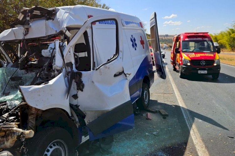 Em Goiás: Duas pessoas morrem após ambulância colidir na traseira de caminhão na BR-15