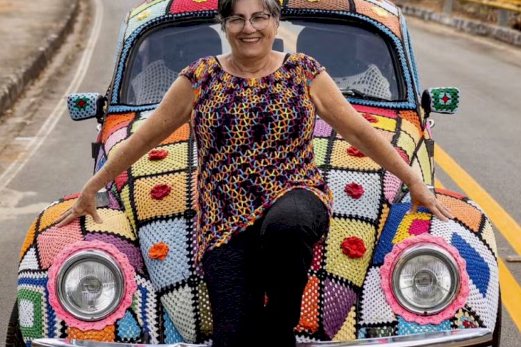 Fusca de crochê: artesã levou 7 meses para fazer trabalho que a ajudou a vencer depressão