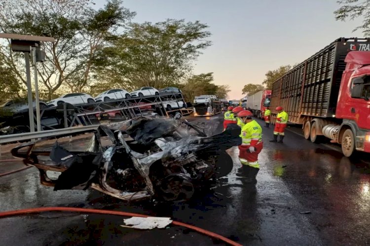 Em Goiás:  Colisão entre carro e carreta cegonha deixa motorista morto na BR-153