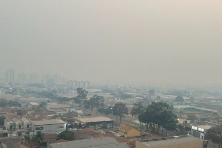 Goiânia amanhece coberta por nuvem de fumaça após ventania da madrugada