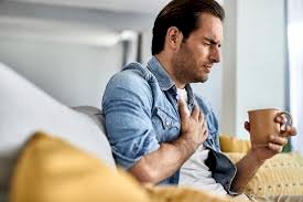 Homem sofre parada cardíaca após beber energético todos os dias