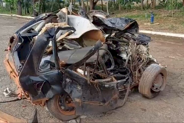 Goiás: Colisão frontal parte carro ao meio e deixa dois mortos na BR-153