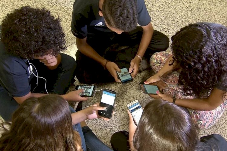 Lei que proíbe uso de celulares em escolas é sancionada em São Paulo