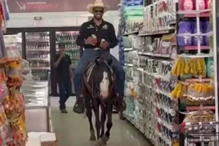 Estudante faz compras em supermercado de Nazário montado em cavalo