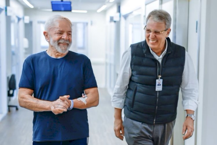 Lula posta foto caminhando no hospital: ‘fiquem tranquilos’