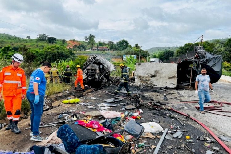 Sobe para 41 o número de mortos em acidente entre ônibus e carreta em MG, diz polícia