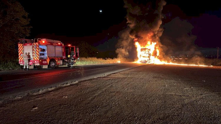 Ônibus de viagem com 30 passageiros pega fogo na BR-060, em Rio Verde