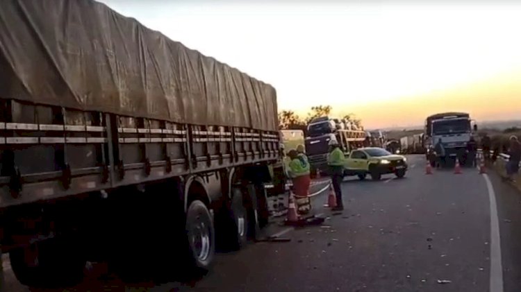 Caminhoneiros tentavam sinalizar via quando camionete bateu em carreta na BR-050, em Catalão