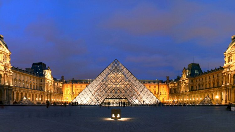 Joias de Napoleão são roubadas do Museu do Louvre em Paris