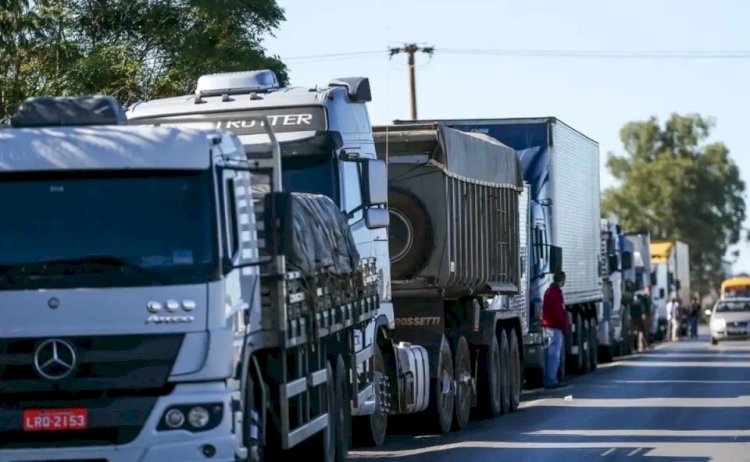 Caminhoneiros estão em estado de greve e aguardam negociações com o governo