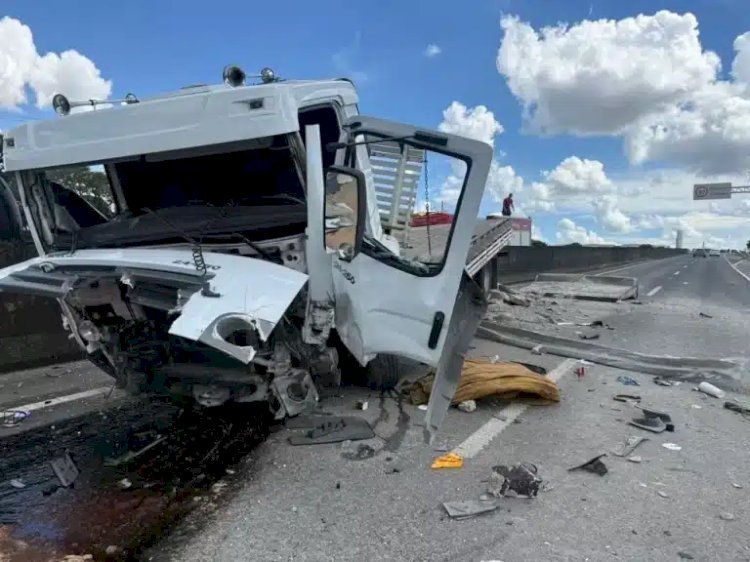 Caminhoneiro morre após bater em barreira de concreto da Rodovia Luiz de Queiroz