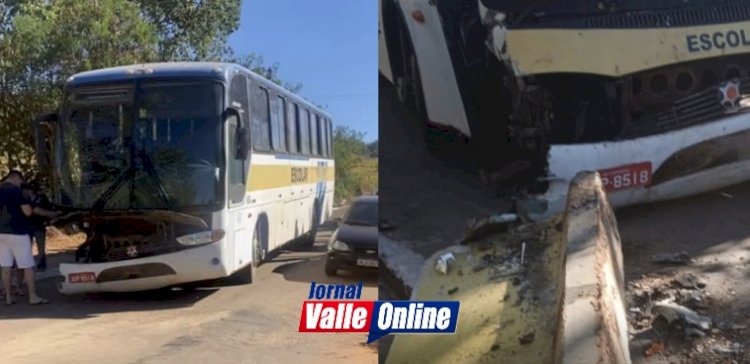 Ônibus perde o controle e colide com guarda-corpo da ''Ponte Velha'' em Carmo do Rio Verde