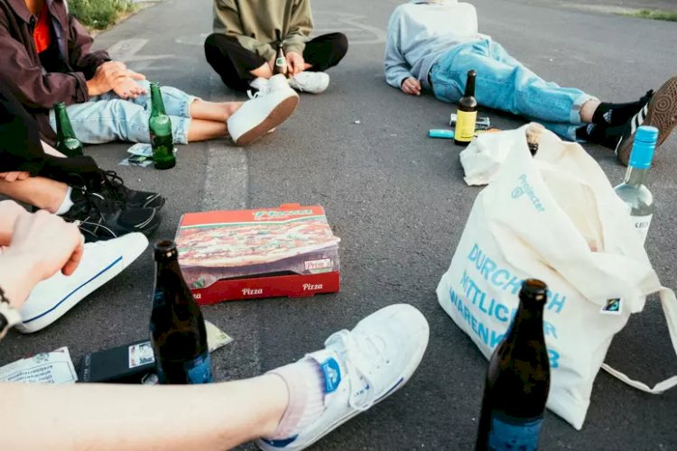 ''Quem não bebe, é o estraga-prazeres'': álcool encontrou um velho aliado na Geração Z — a pressão social