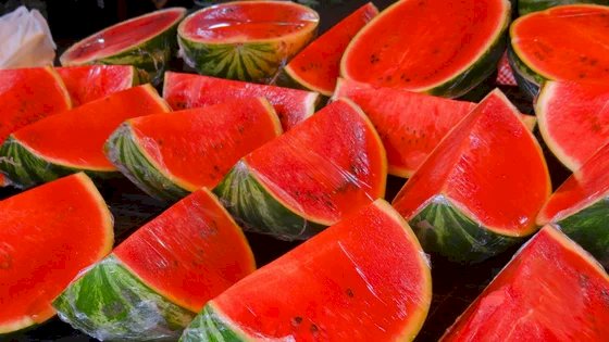''Não se deve comprar melancias cortadas no supermercado, especialmente se não estiverem bem congeladas'', recomenda uma nutricionista