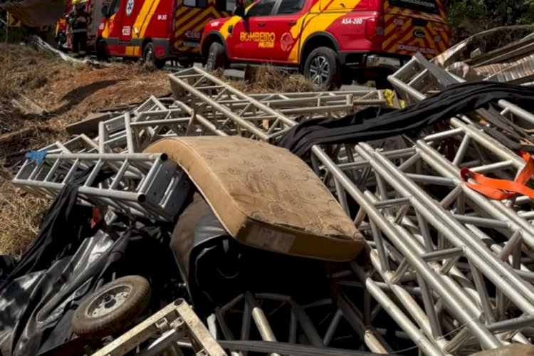 Homem morre e quatro ficam feridos após caminhão cair de ribanceira na na GO-338, em Pirenópolis